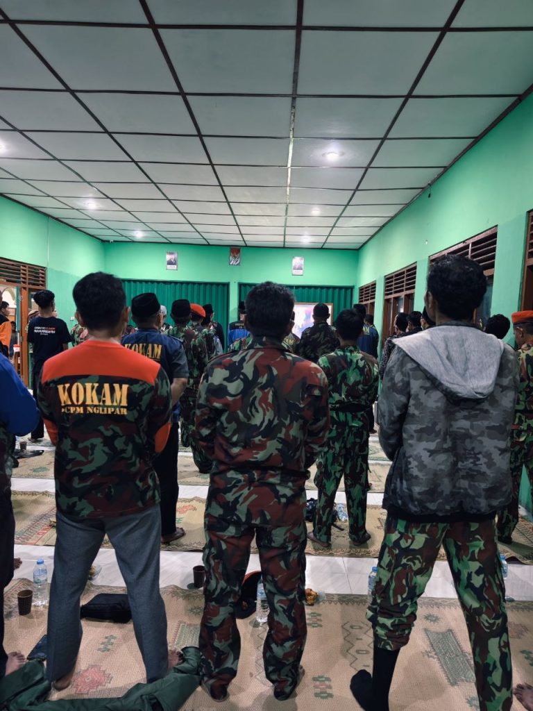 Kader KOKAM PCPM Nglipar berdiri mengikuti jalannya acara